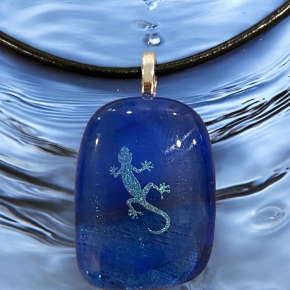 Artisan hand crafted unisex dichroic fused glass lizard pendant on black leather - Picture 1 of 11